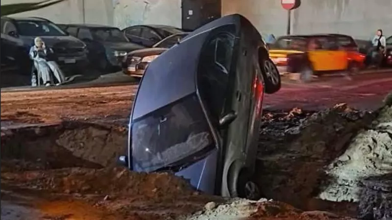 سقوط سيارة في حفرة صرف صحي بالإسكندرية.. المحافظة تتدخل والشركة تعتذر
