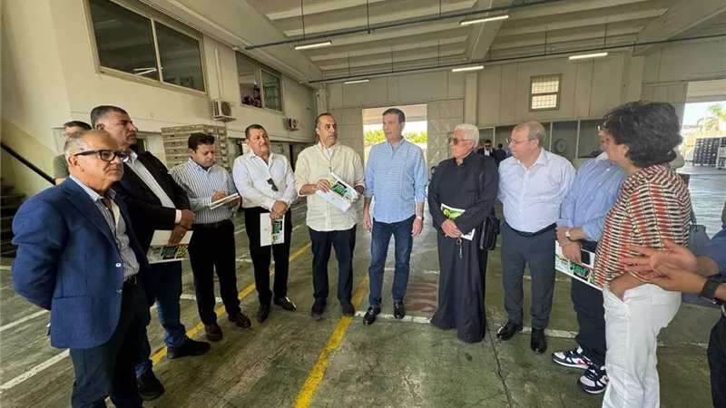 صور.. وزيرا الزراعة والشؤون النيابية يتفقدان محطة تعبئة خضروات وفاكهة في إيطاليا