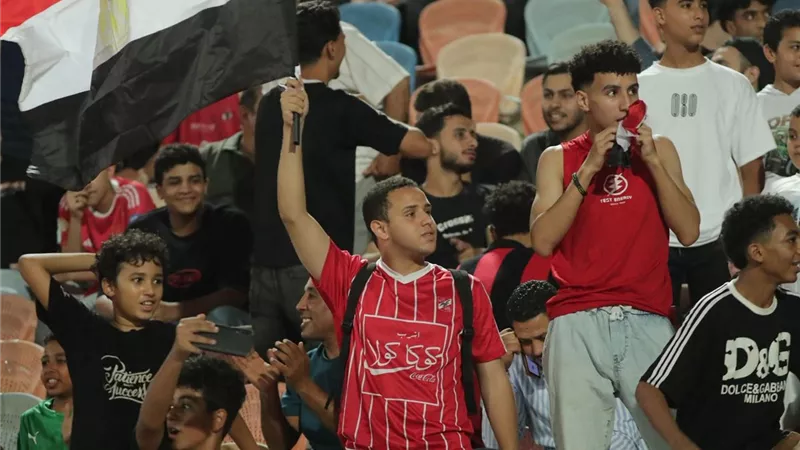 مشجع يوجه طلبًا لمحمد صلاح في مباراة مصر وإثيوبيا |صورة