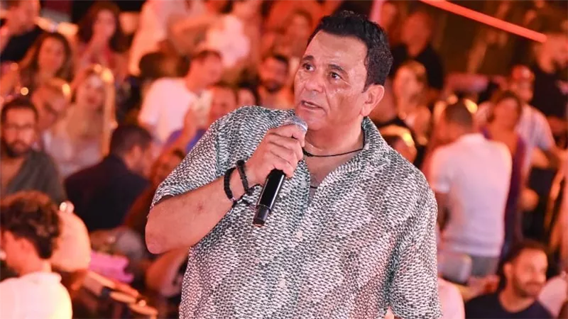 محمد فؤاد يشعل حفله الغنائي بالعلمين الجديدة بحضور طارق العريان 