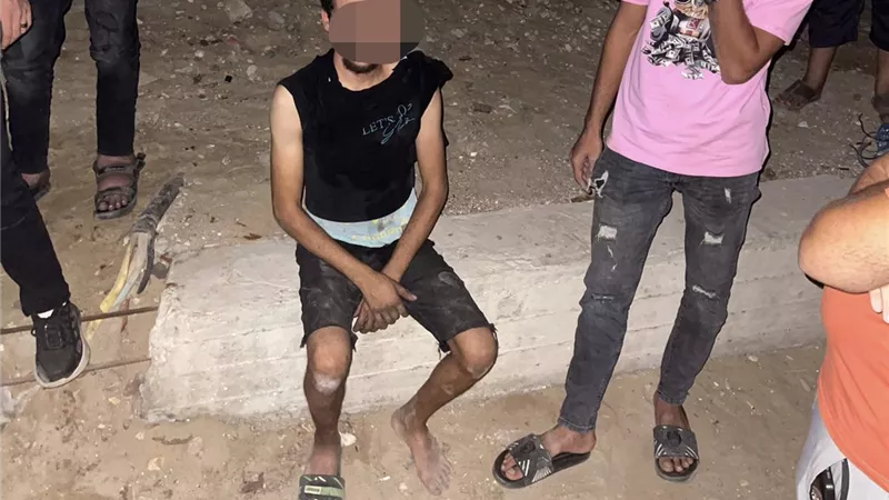 ضبط شاب أثناء محاولته سرقة كابلات كهربائية بالطريق الدائري بالإسماعيلية
