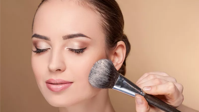 خطوات وضع أحمر الخدود المناسب لشكل وجهك
