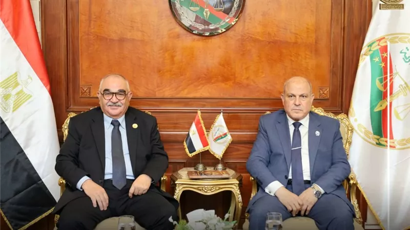  رئيس هيئة النيابة الإدارية يستقبل المستشار حسين مدكور لتهنئته بمنصبه 