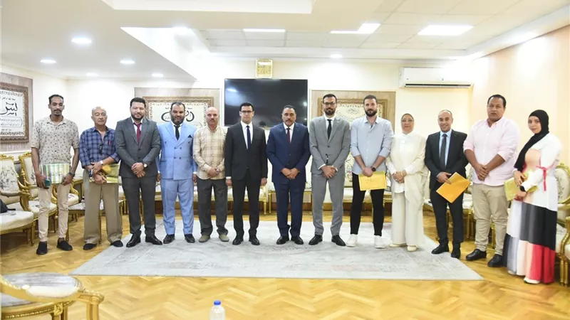 محافظ مطروح يُكرم فرق الإسعاف والصحة لجهودهم في حادث القطار