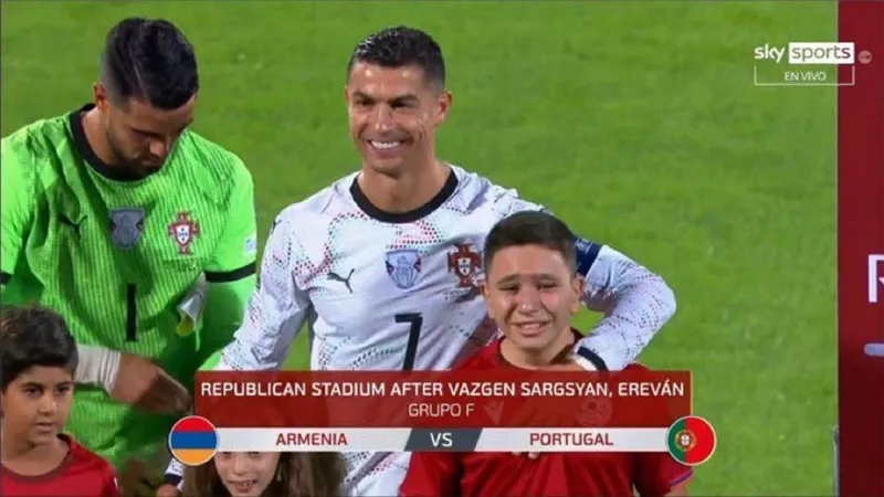 طفل ينفجر بالبكاء عند رؤية كريستيانو رونالدو قبل مباراة البرتغال ضد أرمينيا