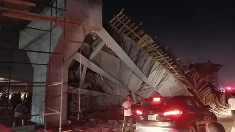 فيديو|| مقتل 3 وإصابة 9 آخرين بانهيار جسر في العراق