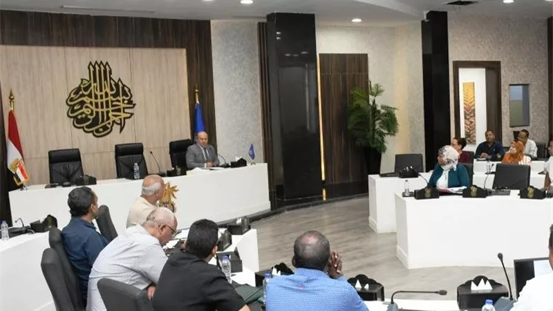  لخلق بيئة صحية ونظيفة.. حملة شاملة لتشجير طريق السادات بأسوان 