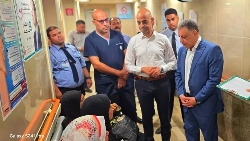 محافظ الإسماعيلية يتفقد المجمع الطبي ويستمع للمترددين
