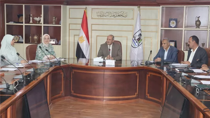 سكرتير بني سويف يراجع قرارات الإزالة والترميم