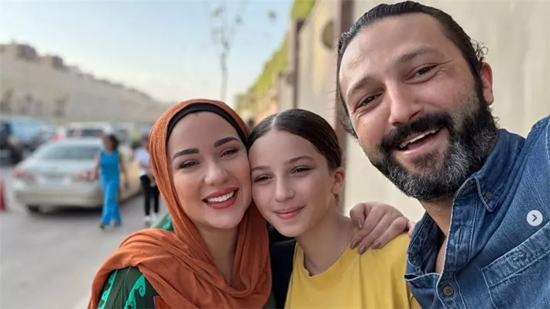 أسما شريف منير بالحجاب برفقة ابنتها في العام الدراسي الجديد 