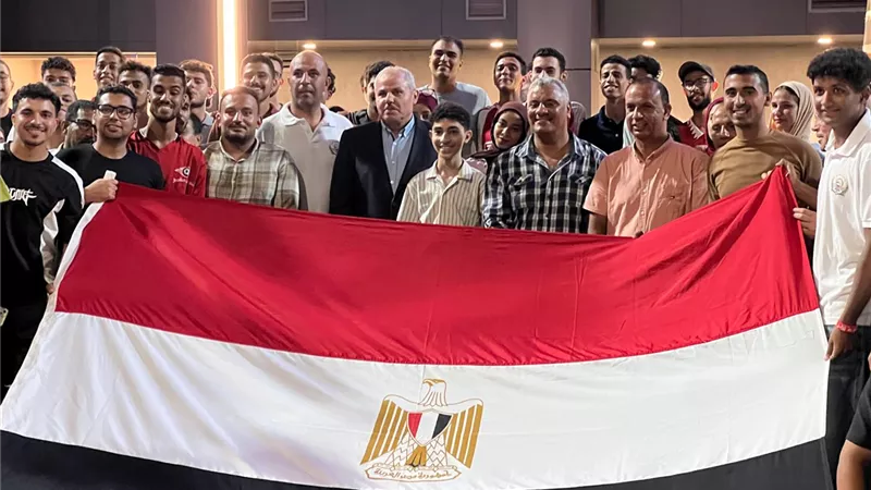 500 طالب بجامعة قناة السويس يشاركون فرحة انتصار المنتخب على تونس