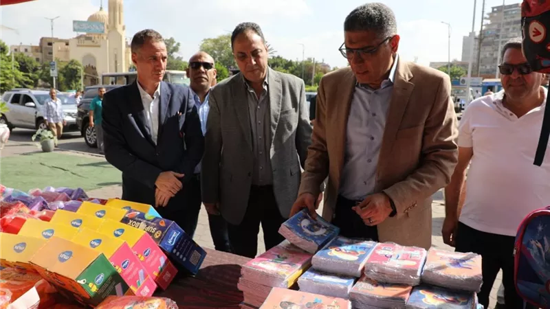 محافظ الجيزة يتفقد التشغيل التجريبي لمعارض «أهلاً مدارس» بالعجوزة والدقي 
