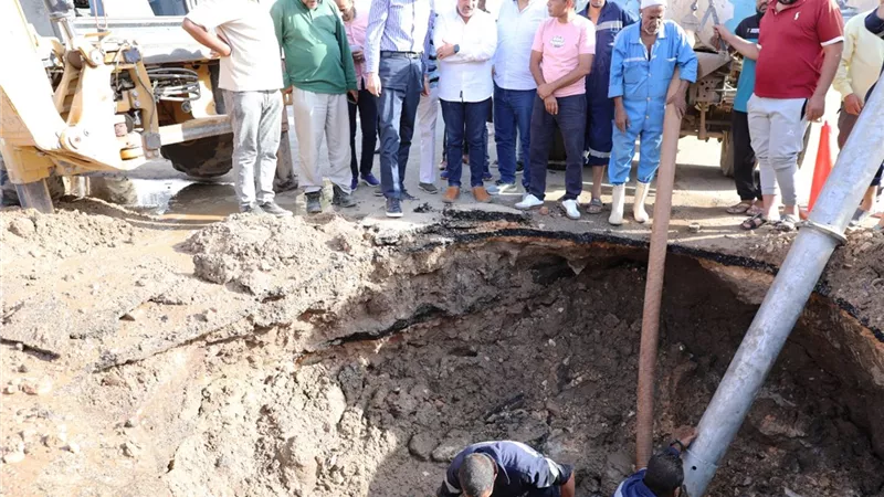 محافظ أسوان يباشر ميدانياً إصلاح كسر مفاجئ بخط المياه الرئيسى لمحطة جبل تقوق
