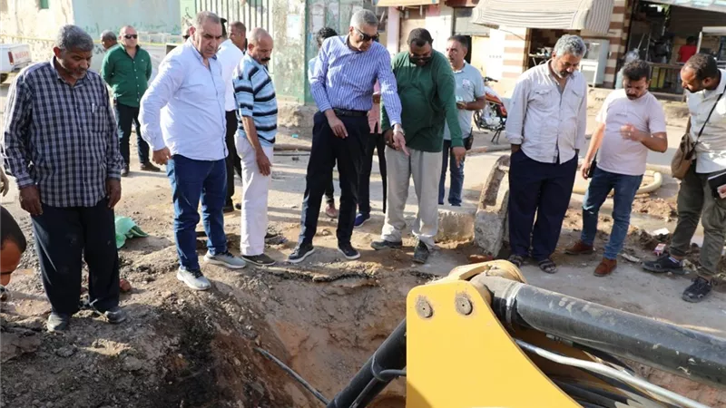 محافظ أسوان يتابع ميدانياً معالجة هبوط أرضى بمحطة البشارية |صور