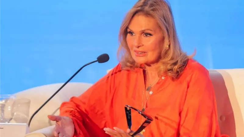 يسرا من مكتبة الإسكندرية: مسيرة الأمير طلال بن عبد العزيز تستحق فيلمًا وثائقيًا