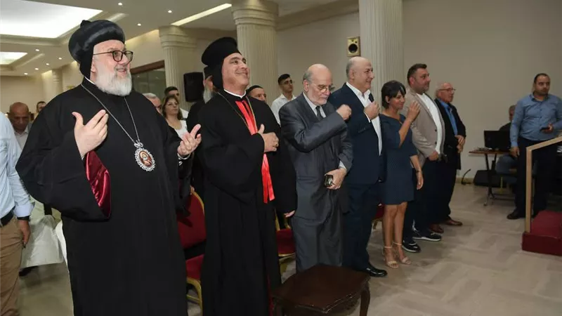 المطران جورج صليبا يوقع الطبعة الثالثة من كتابه 