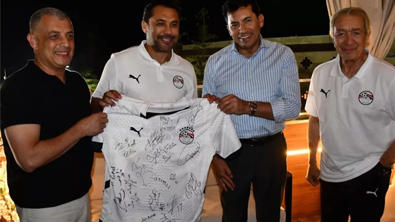 وزير الرياضة ومحافظ الإسماعيلية يدعمان المنتخب المصري استعداداً لكأس العرب