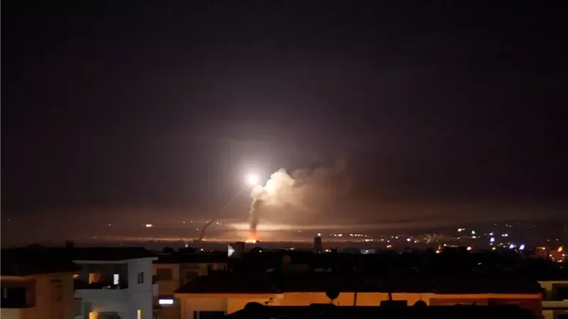 تابعة لـ حزب الله.. غارة إسرائيلية تستهدف سيارة جنوب لبنان