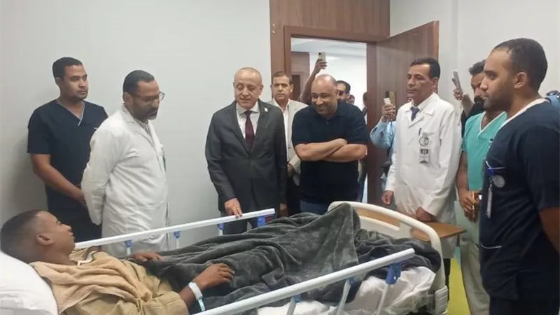 حالتي وفاة و15 مصاب..محافظ الأقصر يتابع الحالة الصحية لضحايا حادث انقلاب أتوبيس 