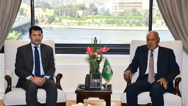 وزير الشباب يلتقي الأمين العام لجامعة الدول العربية دعماً للعمل العربي المشترك