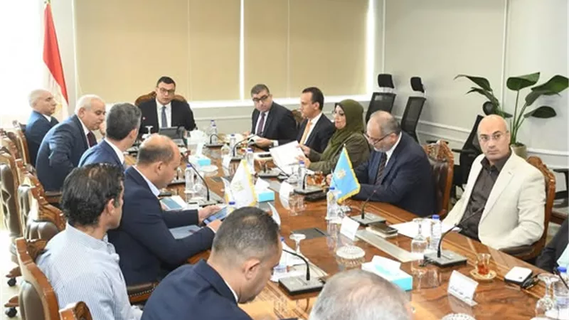   وزير الإسكان يتابع معدلات تسويق وتسليم عدد من المشروعات والفرص الاستثمارية 