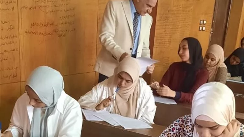 رئيس جامعة أسوان يتفقد امتحانات الفصل الصيفي بكلية التربية النوعية