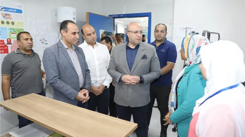 محافظ بني سويف يتابع الخدمات الصحية بوحدة طب الأسرة بالسلطاني 