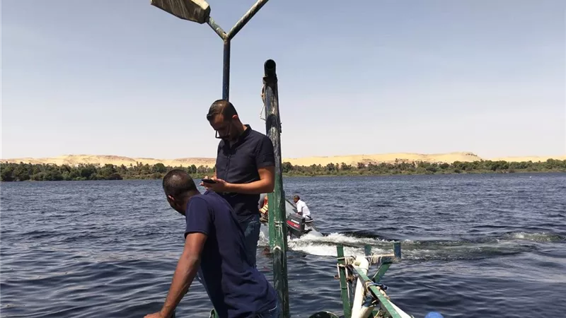 للحفاظ على المياه.. تفتيت بقعة سولار بمجرى النيل في أسوان 