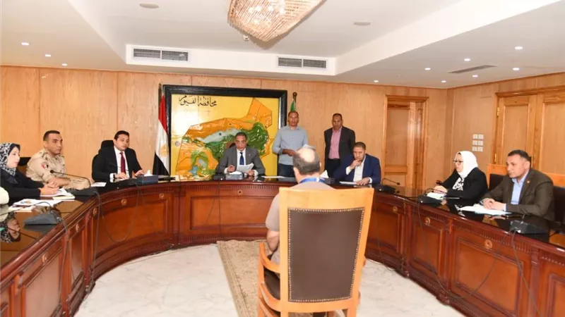 توفير فرص عمل والعلاج على نفقة الدولة.. مشاكل أمام محافظ الفيوم 
