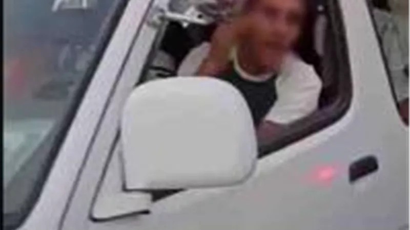 بدون رخصة .. ضبط قائد سيارة «ميكروباص» عطل حركة المرور