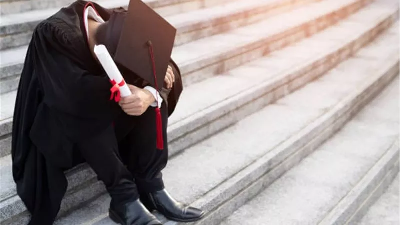 اكتئاب ما بعد التخرج: كيف تتجاوز شعور الضياع بعد الجامعة؟