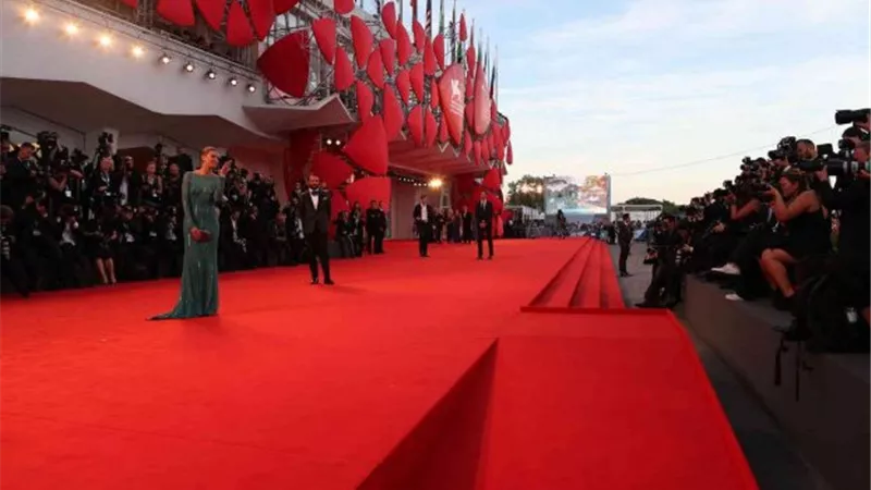 تألق العرب على السجادة الحمراء في مهرجان البندقية السينمائي2025