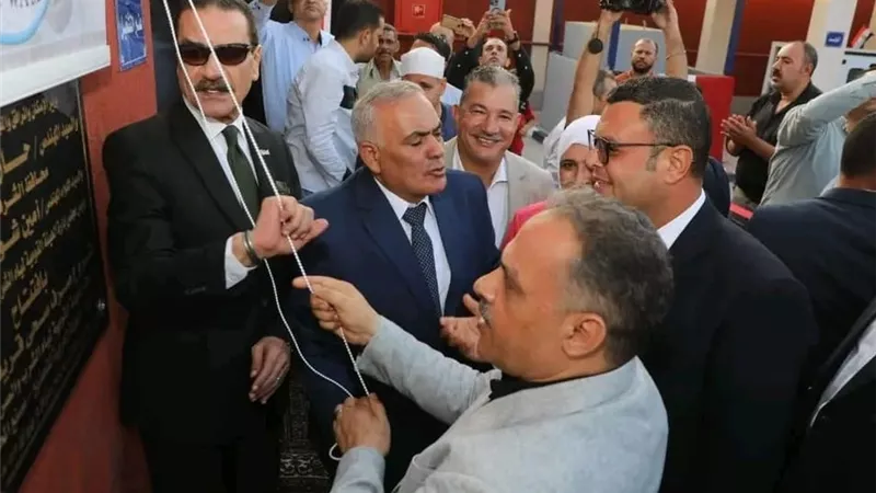 وزير الإسكان ومحافظ الشرقية يفتتحان محطة رفع صرف صحي 