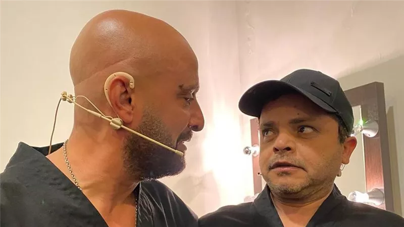 محمد هنيدي ممازحاً أحمد السقا: «مجرد ما بقعد معاك همومي بتزيد أكتر»