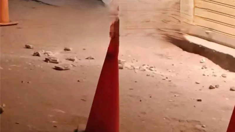 تساقط أحجار من شرفة منزل في الزقازيق واستنفار من الجهات المعنية |صور