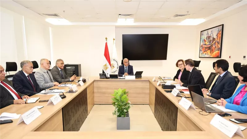 سويلم يبحث مع المدير الإقليمي للوكالة الفرنسية للتنمية تطوير مجموعة قناطر الدلتا