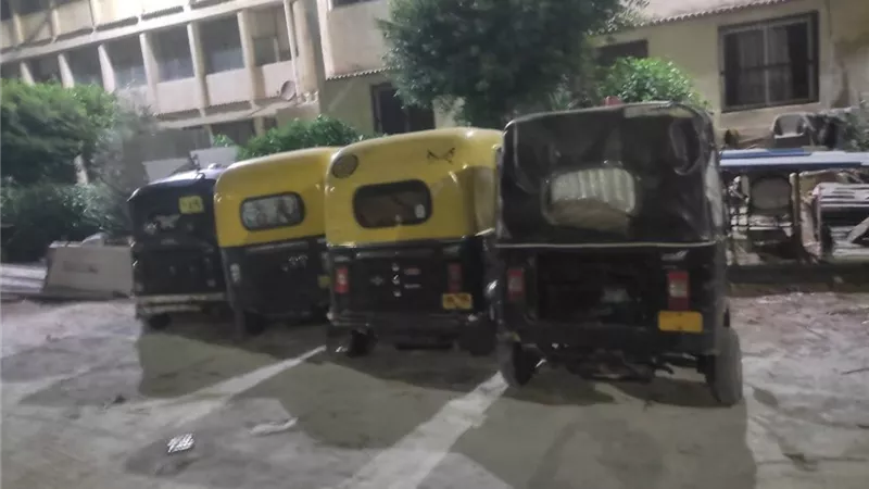 ضبط 40 توك توك و10 دراجات نارية بدون لوحات معدنية بكفرالشيخ 