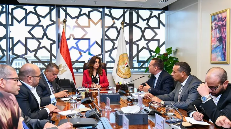 منال عوض تبحث مع محافظ جنوب سيناء مستجدات مشروع تطوير مدينة دهب 