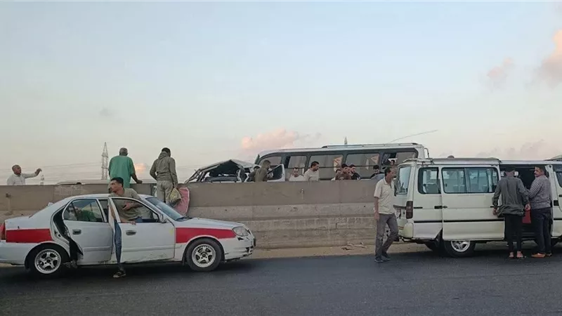 إصابة 11 عاملًا في حادث انقلاب ميكروباص بطريق بلبيس –العاشر من رمضان