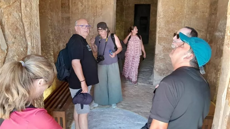 أفواج سياحية من جنسيات متعددة تزور المناطق الأثرية بالمنيا