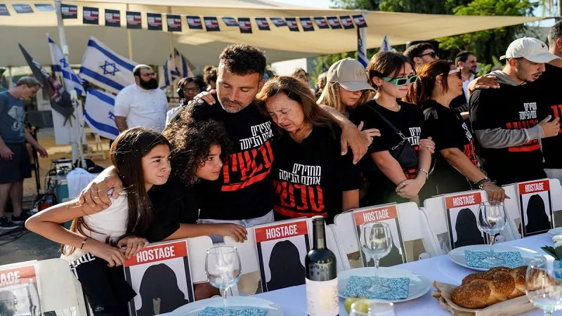 نتنياهو يفاجئهم بـ 5 هدايا.. جيش الاحتلال الإسرائيلي يتسلم 7 رهائن