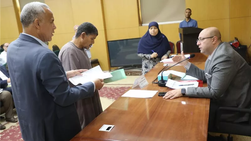  صرف إعانات عاجلة ومساعدات مالية.. تفاصيل لقاء محافظ بني سويف بالمواطنين 