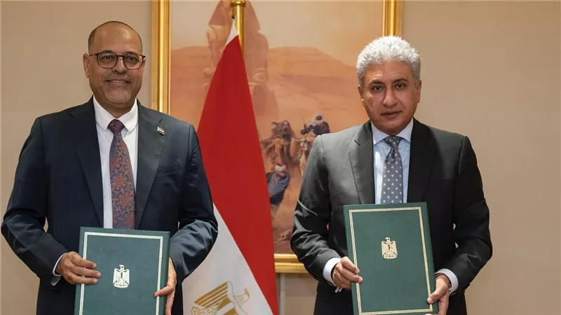 السياحة والعمل يوقعان بروتوكول بشأن شروط وضوابط الترخيص لوحدات الإقامة الفندقية