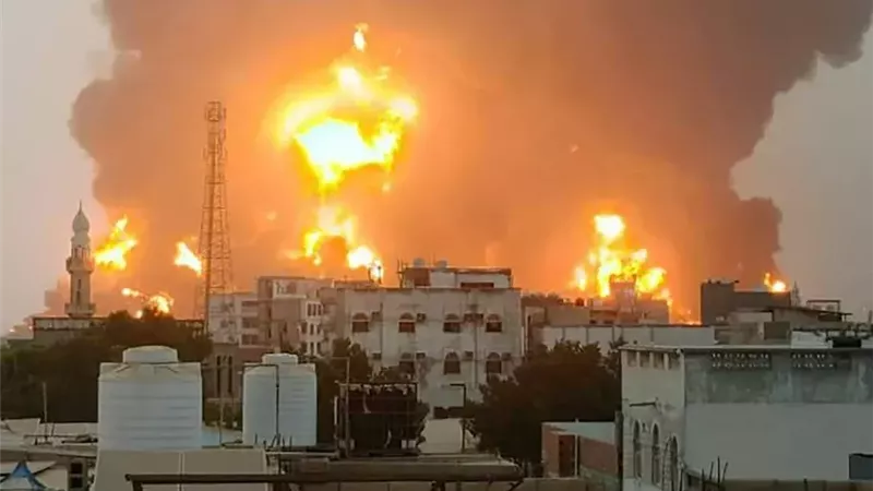 الجيش الإسرائيلي يقصف ميناء الحديدة فى اليمن 