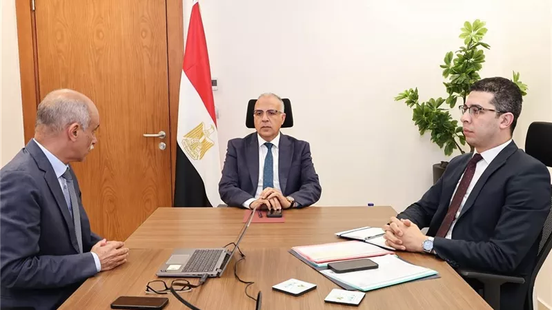 حصن الأمان للمصريين.. وزير الري يتابع تطوير برامج الرصد والتشغيل بالسد العالي