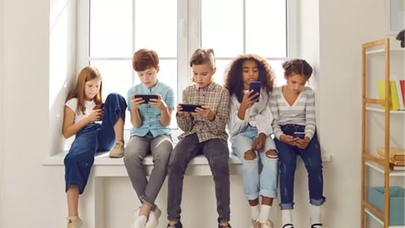 المفوضية الأوروبية: يجب وضع حد لاستخدام وسائل التواصل الاجتماعي 