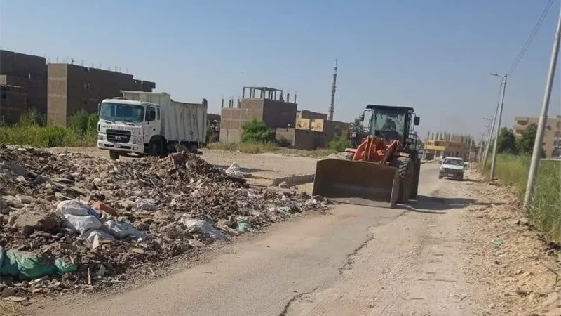  الأقصر تستجيب لشكاوى المواطنين.. رفع تراكمات صلبة بشارع مدخل القباحي الغربي