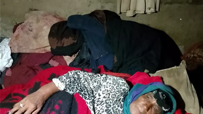 سبعون عامًا من المعاناة.. «الحاجة فاطمة» بلا ماء ولا مأوى بدمياط 