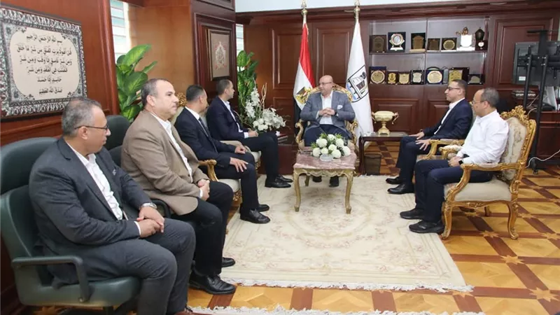 محافظ بني سويف يبحث مع نائب وزير الصحة تسريع مشروعات التطوير 