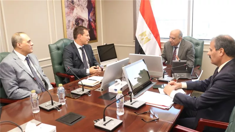 وزير الكهرباء يبحث مع شنايدر إليكتريك تنفيذ مبادرة تحسين كفاءة استخدام الطاقة  